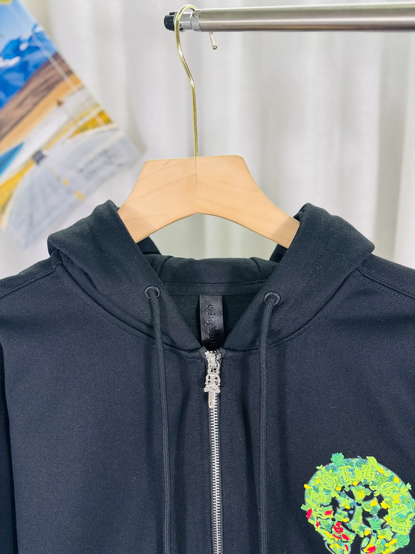 P350 top version, real shot without P, ​​different from market currency) 𝗖𝗵𝗿𝗼𝗺𝗲 𝗛𝗲𝗮𝗿𝘁𝘀/Cro Heart 2025 washed and burned flower patch embroidered autumn and winter new original single counter American 3D three-dimensional jungle embroidered couple casual cardigan sweatshirt 👑The highest version! Customized fabric 480g tripe terry fabric! American acid-washed and distressed original fabric, laser burnt flowers + jungle embroidery, exquisite embroidery of letters! The best-selling model in the counter, very comfortable to wear. Accessories: original molded and authenticated collar label➕100% silk wash label. Genuine purchase-grade original hangtag➕matching hanging rope➕3D hanging beads➕original packaging bag. Craftsmanship: The original version has consistent wiring! The highest version of the armhole matching technique! Color: Black Apricot Size: S M L XL Style Number: 25-358